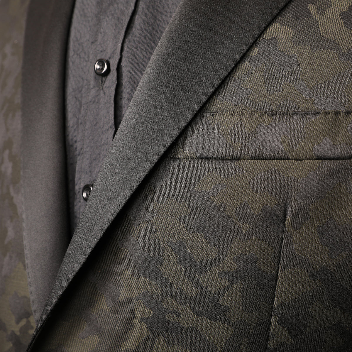 Let the Toulouse black/Olive Camo Dinner Jacket take you to your haute-couture occasions. A satin peak lapel, unique camo pattern, and smooth texture sets you apart from the pack. Toulouse Modern Fit – Our Modern Fit. A trimmer fitting jacket with a slightly higher arm hole. 60% Polyester / 20% Wool / 20% Viscose • Natural Shoulder • Two Buttons • Flap Pockets • 3/4 Lined for Maximum Cool • Side Vents • Satin Peak Lapel • Dry Clean • Made in USA