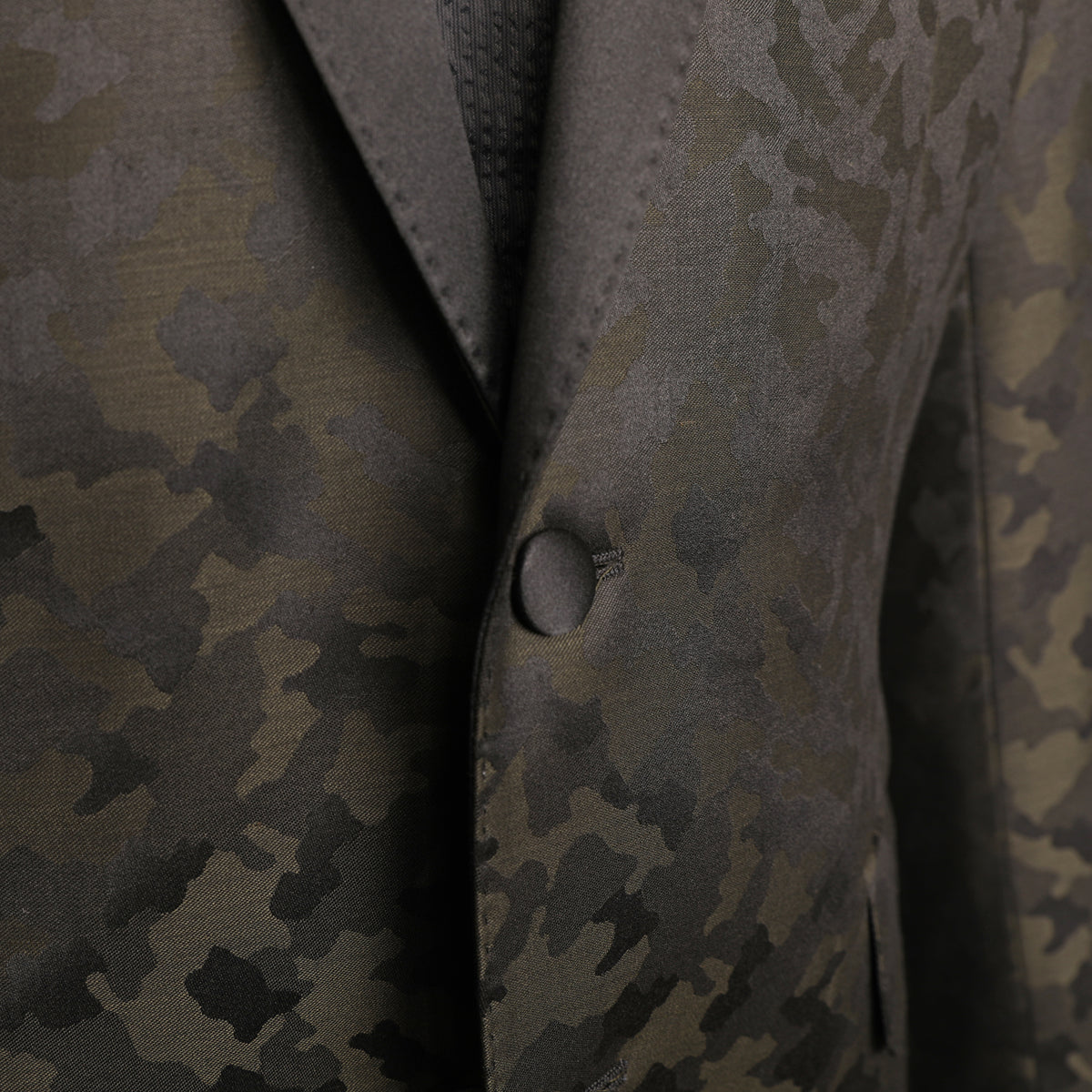 Let the Toulouse black/Olive Camo Dinner Jacket take you to your haute-couture occasions. A satin peak lapel, unique camo pattern, and smooth texture sets you apart from the pack. Toulouse Modern Fit – Our Modern Fit. A trimmer fitting jacket with a slightly higher arm hole. 60% Polyester / 20% Wool / 20% Viscose • Natural Shoulder • Two Buttons • Flap Pockets • 3/4 Lined for Maximum Cool • Side Vents • Satin Peak Lapel • Dry Clean • Made in USA