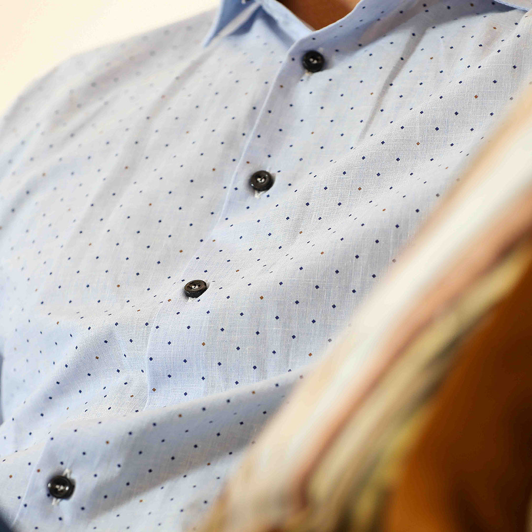 Get ready to make a statement with this elegant Erato Blue End on End look featuring a striking navy and brown diamond pattern. Made from high-quality materials, this shirt is a perfect look for any stylish occasion. 