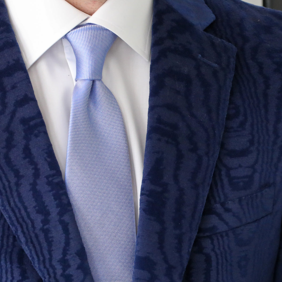 Sharpen your evening look with this navy velvet Audubon Morie sport coat. Ideal for any formal gathering, daring you to take risks and stand out! Add a touch of elegance to your dining out wardrobe. 98% Cotton / 2% Elastine • Audubon Classic Fit • Natural Shoulder • Two Button Closure • Flap Pockets • 3/4 Lined • 2 Side Vents • Self Notch Lapel • Dry Clean Only