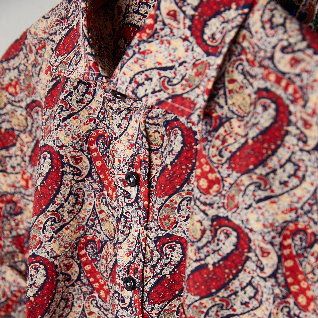 Mesmerizing paisley and the beguiling texture of our essential seersucker shirt are always ready to party. Wingman approved.  100% Cotton  •  Spread Collar with Removable Collar Stays  •  Long Sleeve  •  Chest Pocket  •  Machine Washable  •  Made in Italy