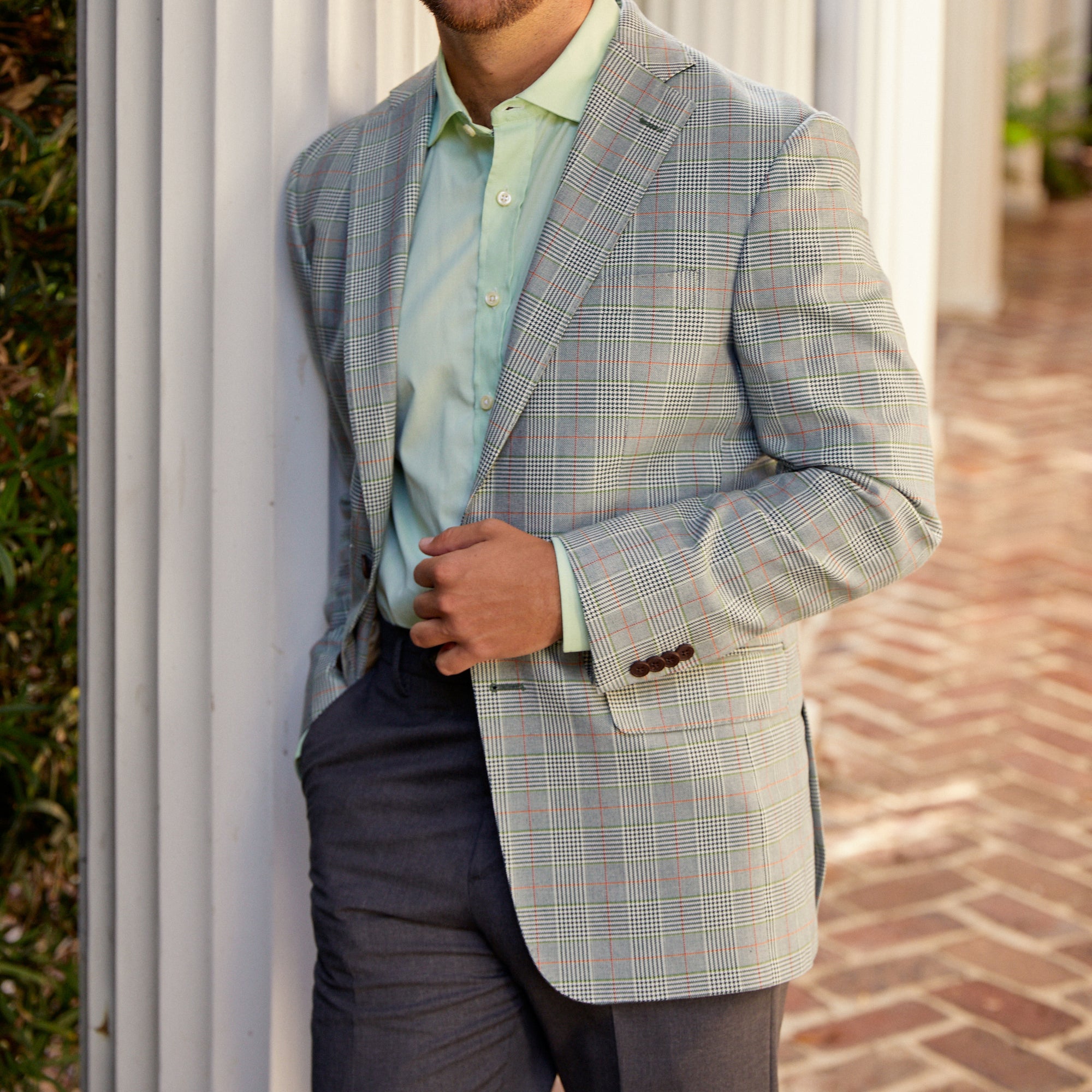 Like a rare single malt, this rare green base can hang with you in the Highlands or the mossy South. Lightweight construction and 100% cotton keep this look preppy without being stuffy.
