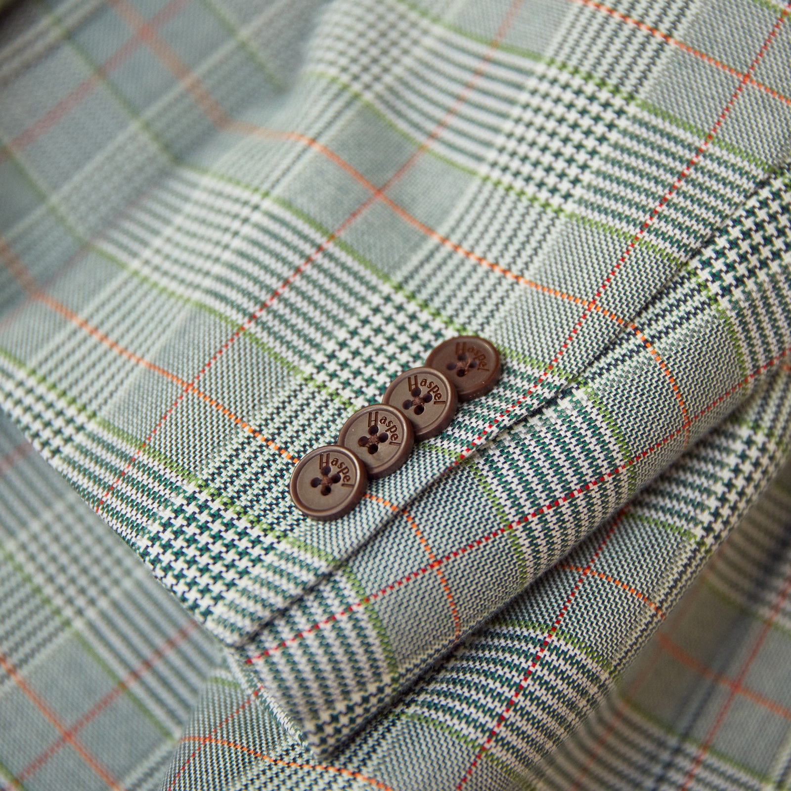 Like a rare single malt, this rare green base can hang with you in the Highlands or the mossy South. Lightweight construction and 100% cotton keep this look preppy without being stuffy.