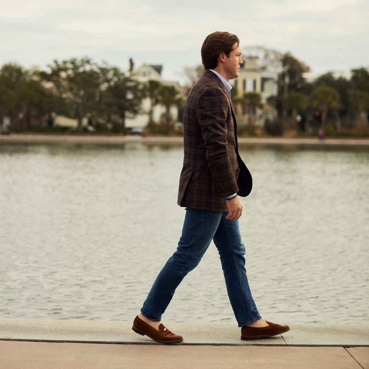 Warm chestnut tones and a hint of blue, the perfect blend and just the right balance. Lightweight construction keeps this look preppy without being stuffy.  100% Lt. Weight Wool • Natural Shoulder • Two Button • Flap Pockets • 1/4 Lined • Side Vents • Notch Label • Dry Clean Only • Made in USA🇺🇲