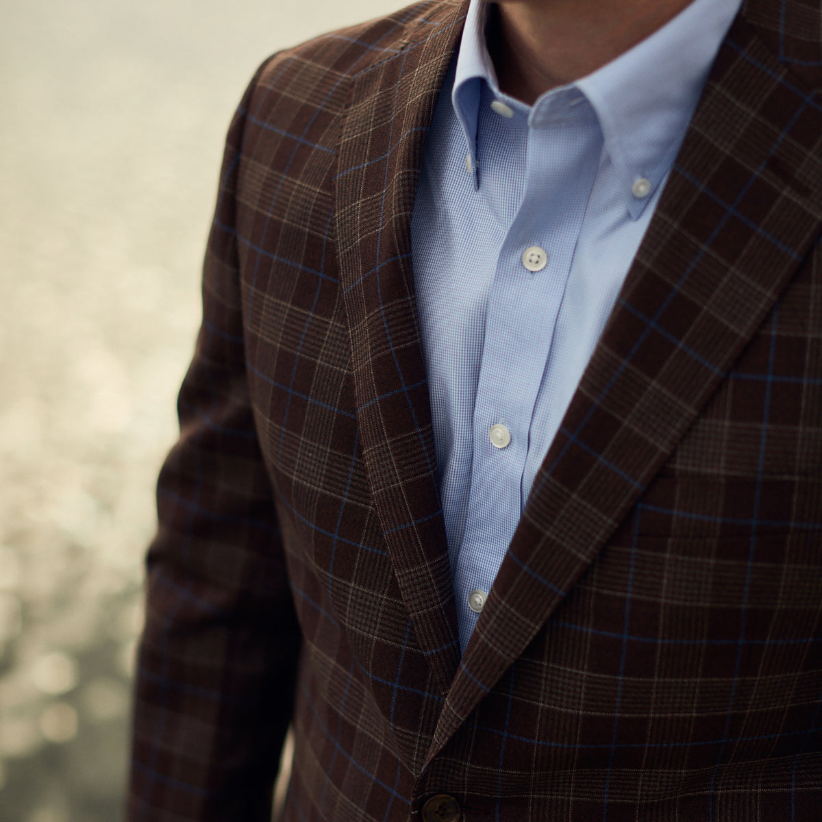 Warm chestnut tones and a hint of blue, the perfect blend and just the right balance. Lightweight construction keeps this look preppy without being stuffy.  100% Lt. Weight Wool • Natural Shoulder • Two Button • Flap Pockets • 1/4 Lined • Side Vents • Notch Label • Dry Clean Only • Made in USA🇺🇲