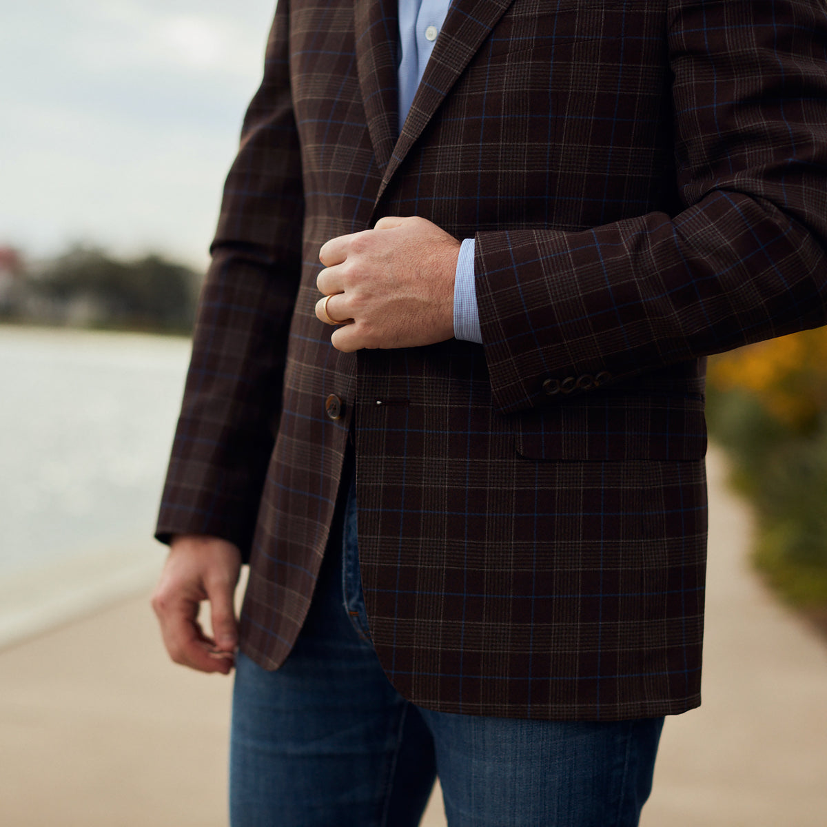 Warm chestnut tones and a hint of blue, the perfect blend and just the right balance. Lightweight construction keeps this look preppy without being stuffy.  100% Lt. Weight Wool • Natural Shoulder • Two Button • Flap Pockets • 1/4 Lined • Side Vents • Notch Label • Dry Clean Only • Made in USA🇺🇲